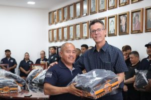 Entrega de uniformes a personal de Seguridad pública