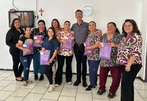 Entrega de uniformes a personal de la Casa Hogar “Estrellitas de Vida”