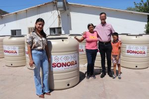 Entrega de tinacos en apoyo a familias de Nacozari