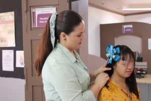 Más de 50 niñas y niños beneficiados en la campaña “Un nuevo look, un nuevo comienzo”
