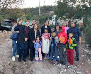Entrega de apoyos invernales y juguetes en colonias de Nacozari