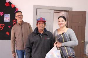 Entrega de despensas en Sistema Municipal DIF